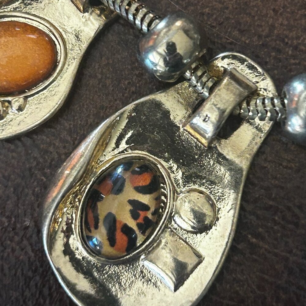 Dramatically Eye-Catching Statement Erica Lions N… - image 4